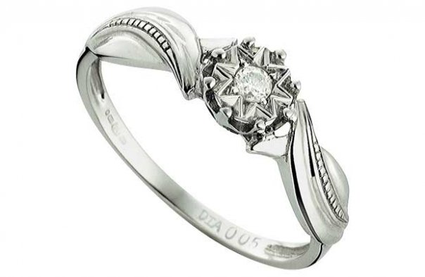 My Jewellery Box: Treasuring the Memories My first engagement ring